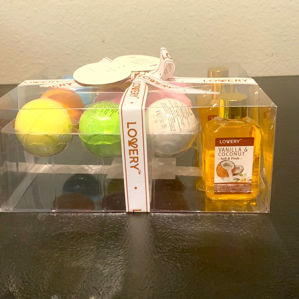 Vanilla and coconut Bath Bomb & Bubble Bath Gift Set